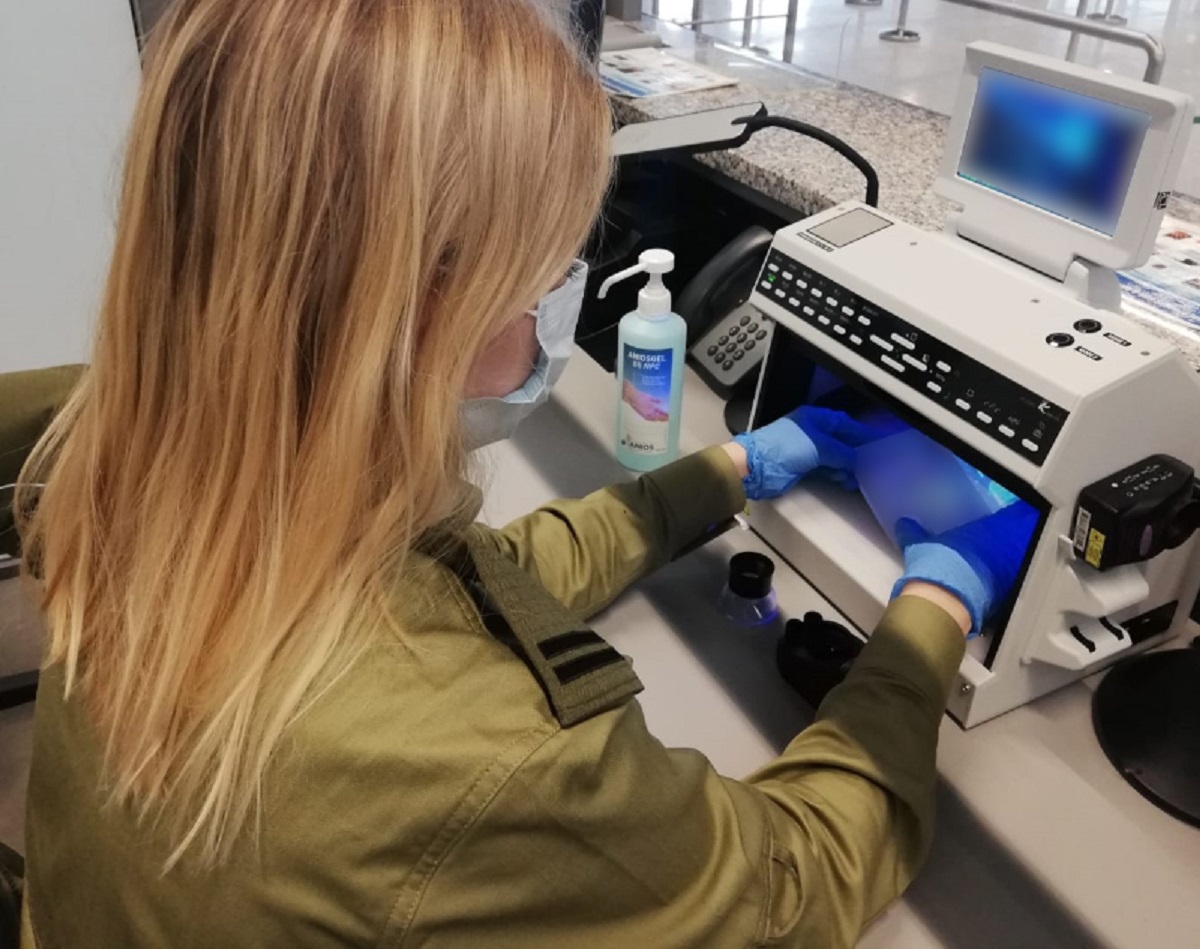 Przyleciały z Londynu z dowodem osobistym suwerena II RP. Straż Graniczna nie kryła zdziwienia