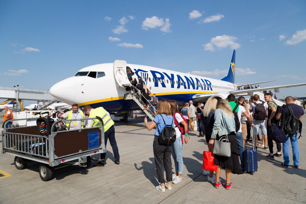 Turyści nie wylecieli na urlop przez chaos na lotnisku w Modlinie. Pozwą lotnisko i Ryanaira!