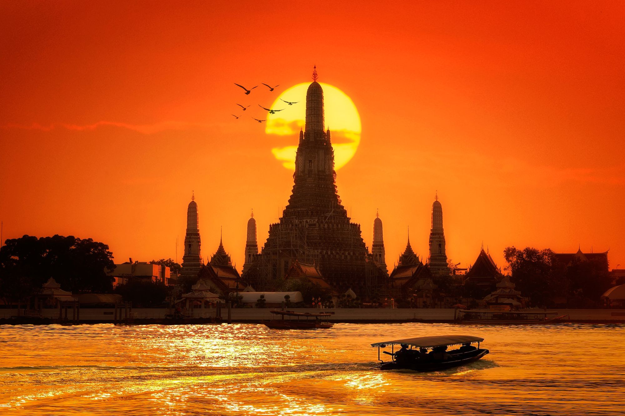Zobacz zachód słońca nad Wat Arun 🌇 Loty do Bangkoku świetną linią szejków od 2422 PLN ✈
