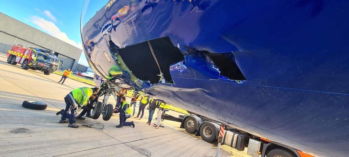 Samolot Ryanaira z wielką dziurą w kadłubie! Powód? „Nocny incydent” na lotnisku