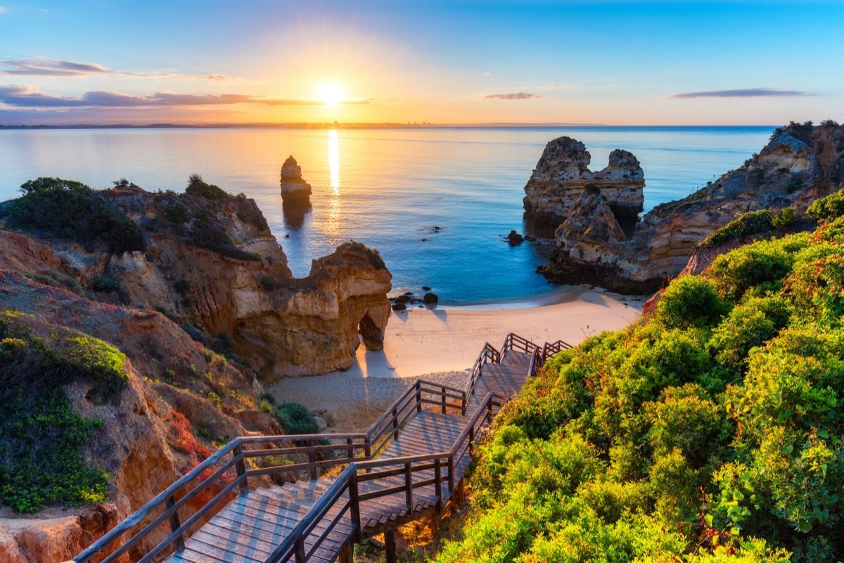 Odpocznij w Algarve 🌤️ Loty i 4 noce w ⭐⭐⭐⭐ hotelu z krytym basenem za 809 PLN