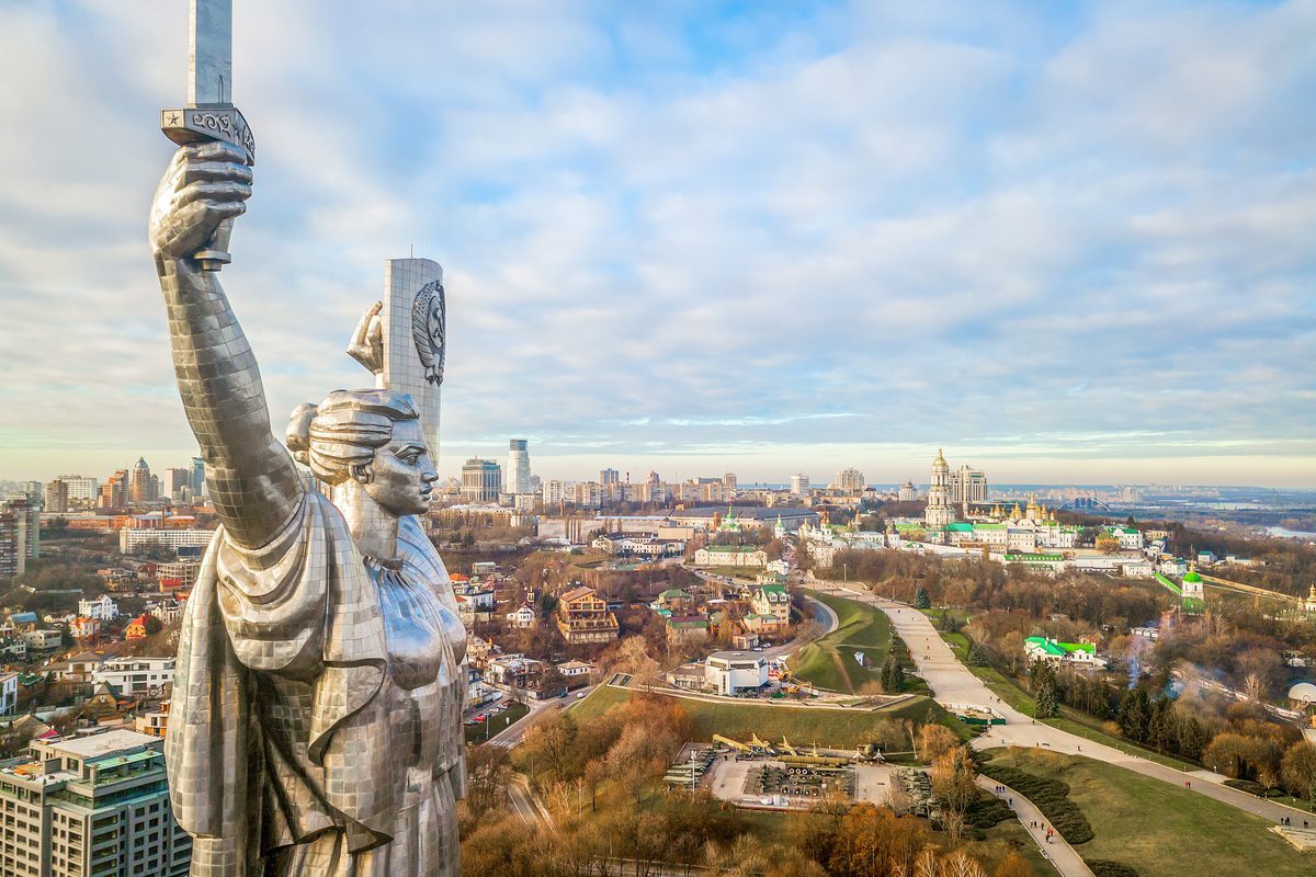 Linie zaczynają odwoływać loty i zmieniać grafiki, by ich załogi nie nocowały na Ukrainie