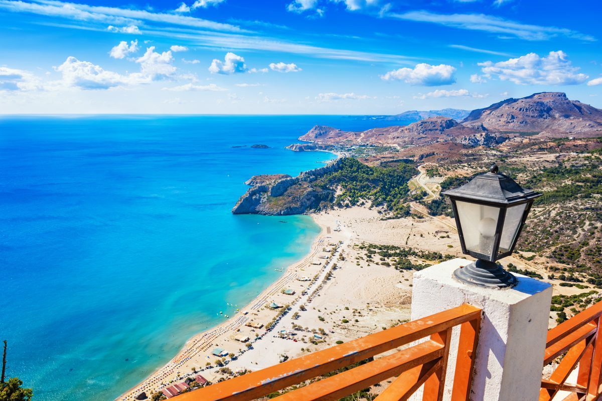 Lato na Rodos za 755 PLN. Loty z Warszawy + noclegi z basenem