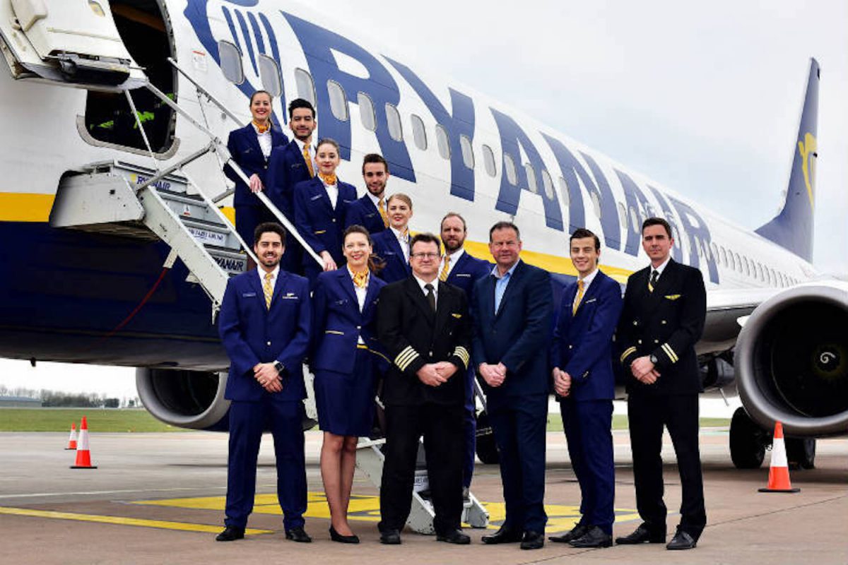 Ryanair szuka 300 kandydatów na pilotów w Polsce! Ile kosztuje szkolenie i jak wysokie zarobki oferuje?