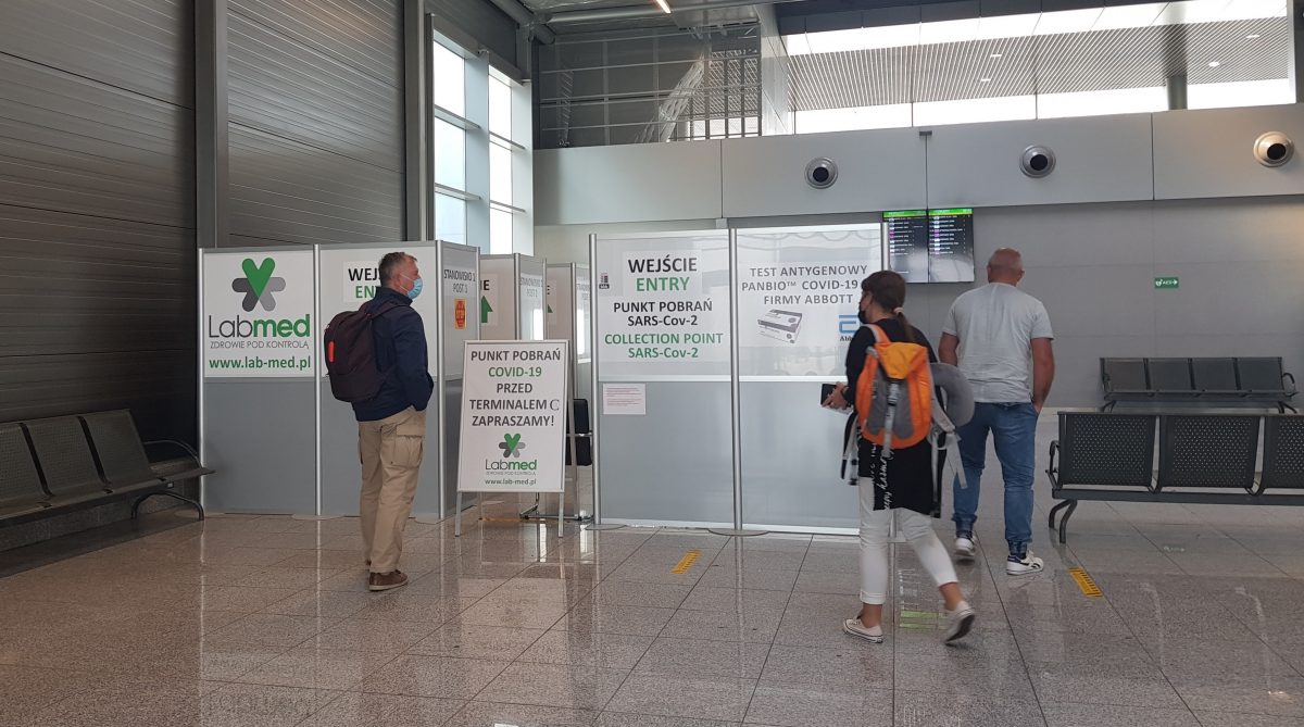 Koniec z testami dla Polaków wracających z urlopów? Możliwe, ale…tylko dla posiadaczy paszportów COVID
