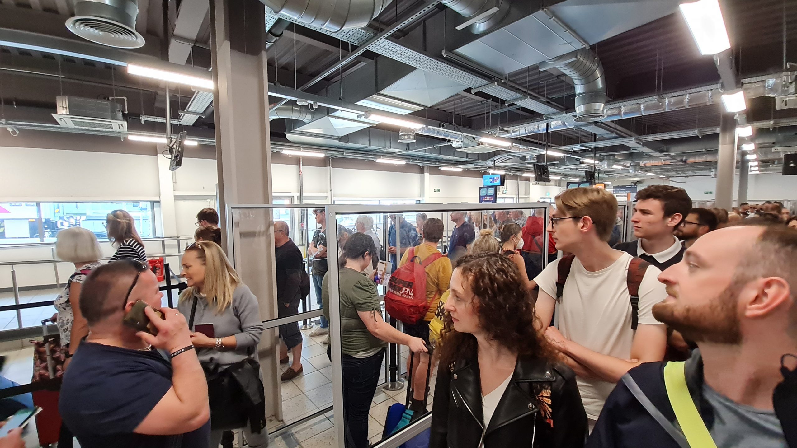 IATA atakuje lotniska. Specjalnie hamują pasażerów, bo ci zbyt chętnie wrócili do latania?