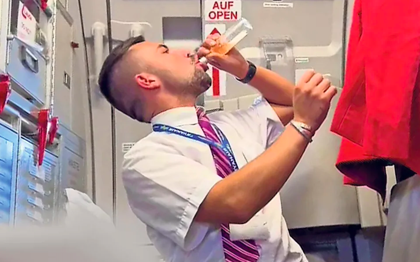 Steward Ryanaira pił alkohol podczas lotu z Polski do Anglii! Został aresztowany i wyrzucony z pracy