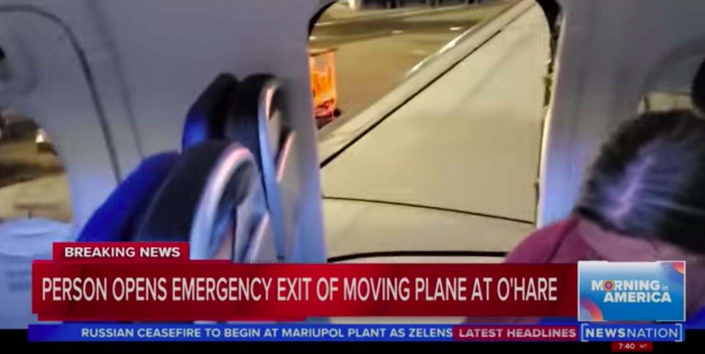 Po wylądowaniu pasażer otworzył drzwi ewakuacyjne i wbiegł na skrzydło, gdy samolot wciąż był w ruchu!