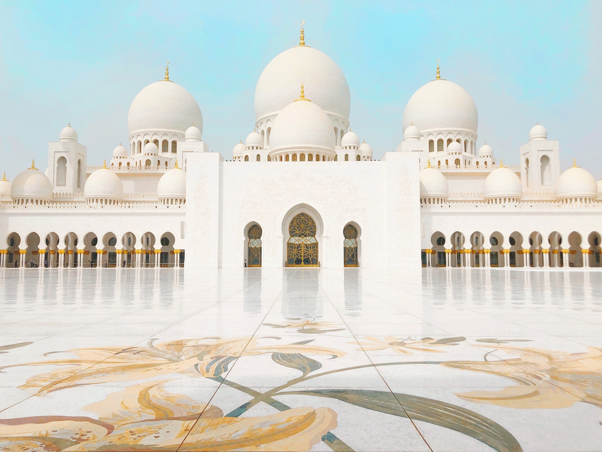 Wycieczka do Zjednoczonych Emiratów Arabskich za 633 PLN. Loty do Abu Zabi z Krakowa + 5* hotel