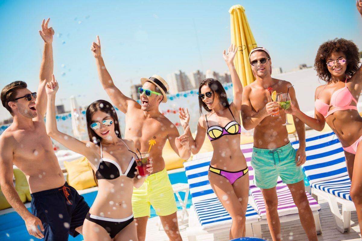 Znany kurort wprowadza surowe kary za chodzenie po mieście w bikini! Mandaty nawet do 500 euro