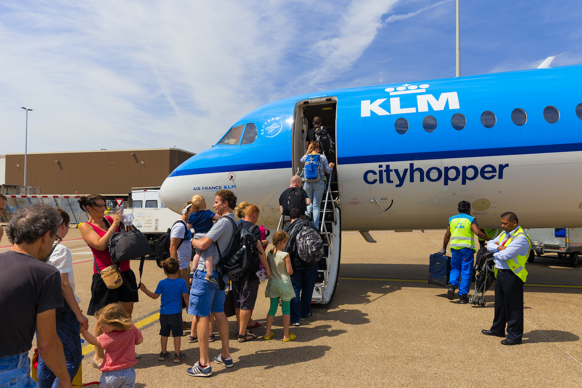 Lecisz przez Amsterdam? KLM apeluje, by brać tylko bagaż podręczny i ostrzega: Nie weźmiemy twojej walizki!