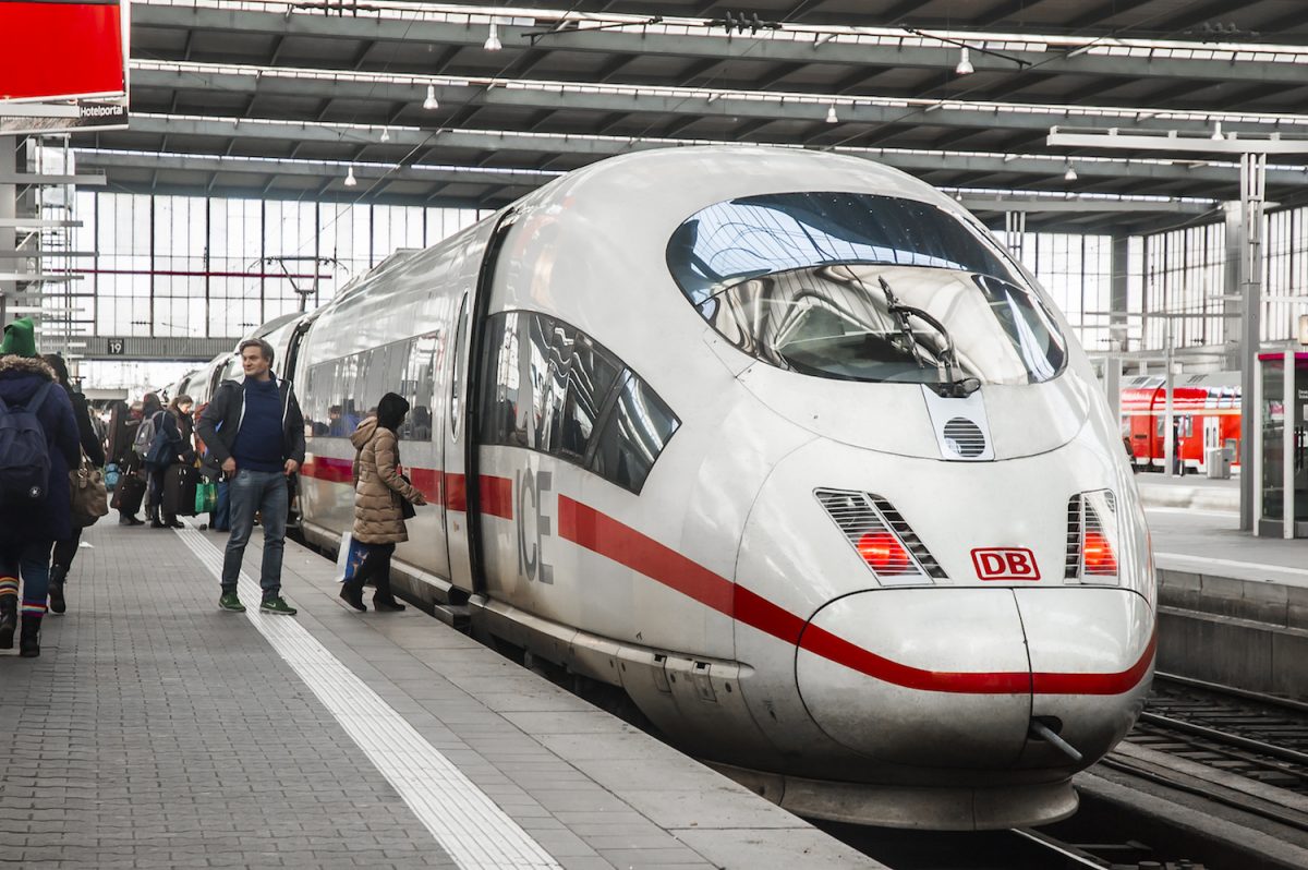 Bilet na cały transport za 9 euro zostaje na dłużej? Nasi sąsiedzi chcą go oferować przez cały rok!