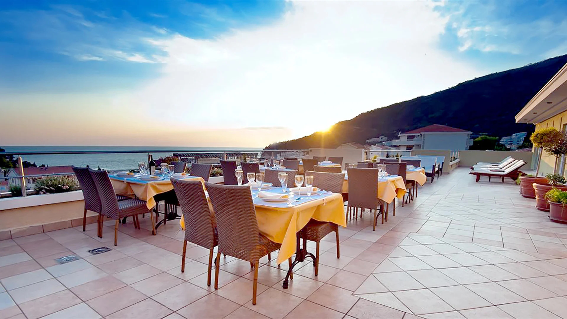 Lato w Czarnogórze: tydzień w hotelu z wyżywieniem od 2349 PLN. Wyloty z 4 miast