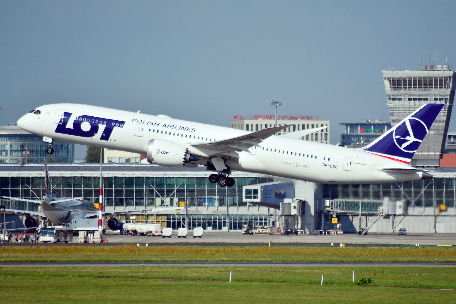 Dreamliner LOT musiał zawrócić przez agresywnego pasażera. Doszło do bójki, ucierpiała stewardesa!