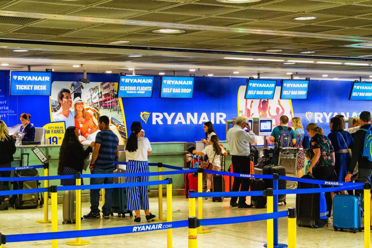 Ryanair straszy nowymi opłatami za bagaż! Bo zbyt wielu pasażerów oszukuje system