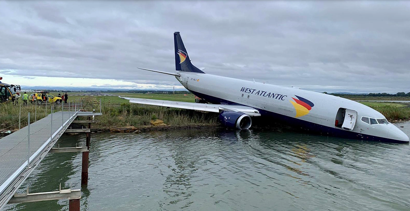Boeing 737 nie wyrobił się przy lądowaniu i wleciał do jeziora! Lotnisko zamknięte, odwołane loty