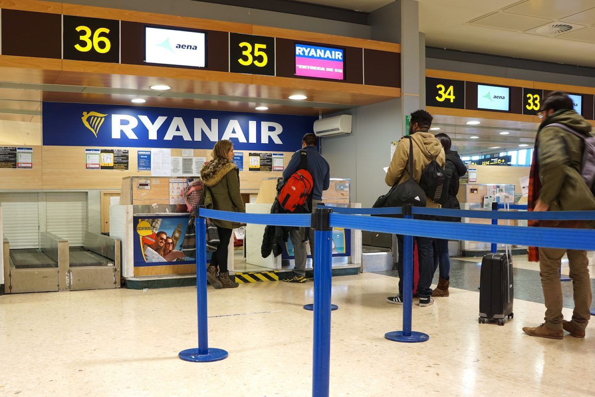 Ryanair znów każe dopłacać pasażerom do kupionych biletów. Nie odpiszesz na maila? Ściągną ci kasę z konta