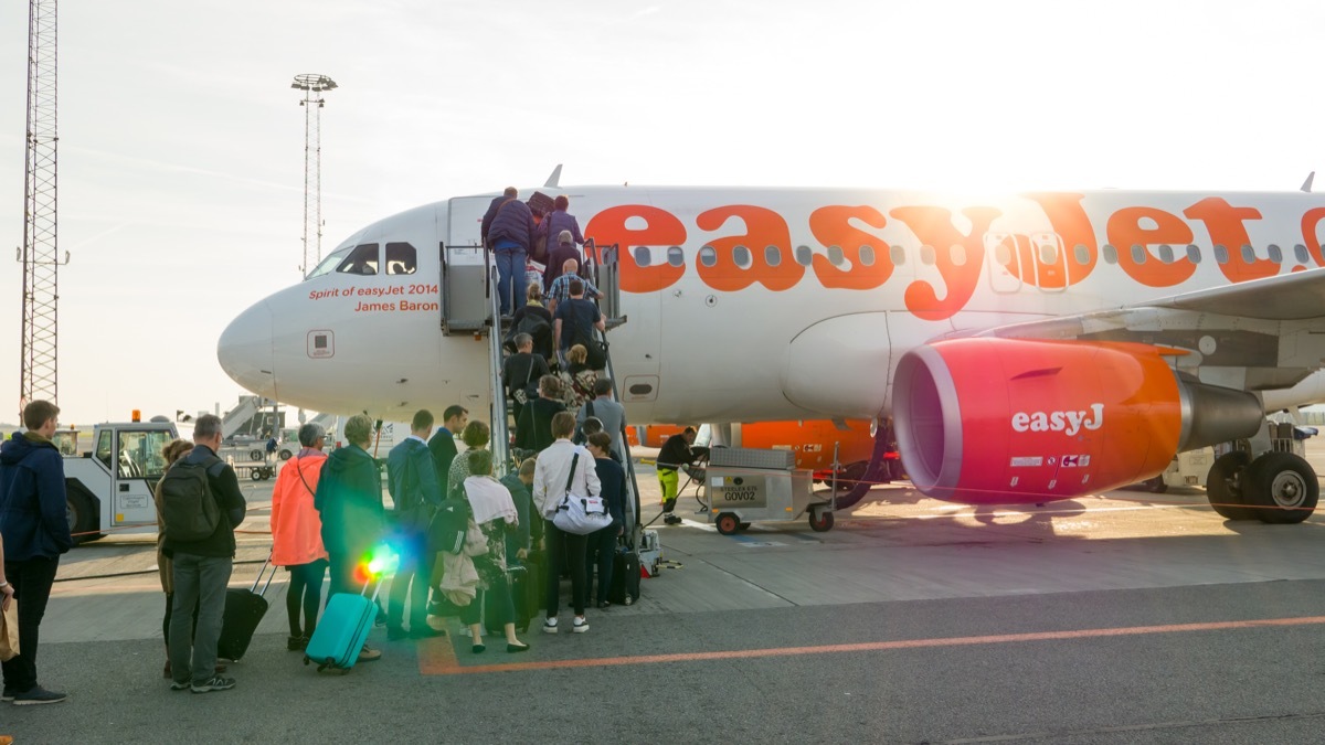 Lot easyJet miał 5 godzin opóźnienia, bo przed startem… komar ukąsił pilota w kokpicie