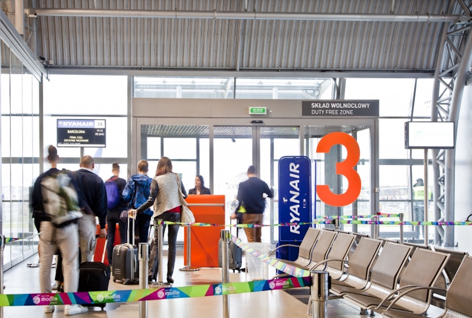 Pasażer zaatakował pracownicę Ryanaira na lotnisku w Modlinie! Poszło o dopłatę za bagaż podręczny