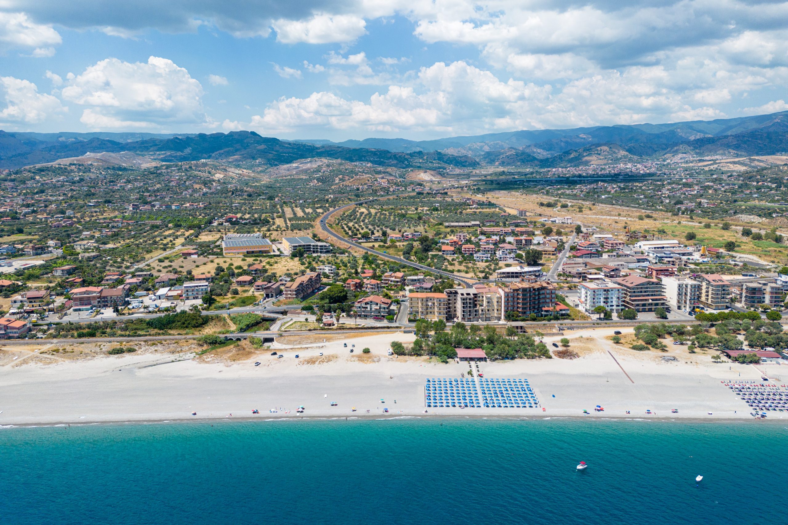 Wakacyjne all inclusive w słonecznej Kalabrii 🏖️ Wczasy w hotelu przy plaży od 2899 PLN 😎