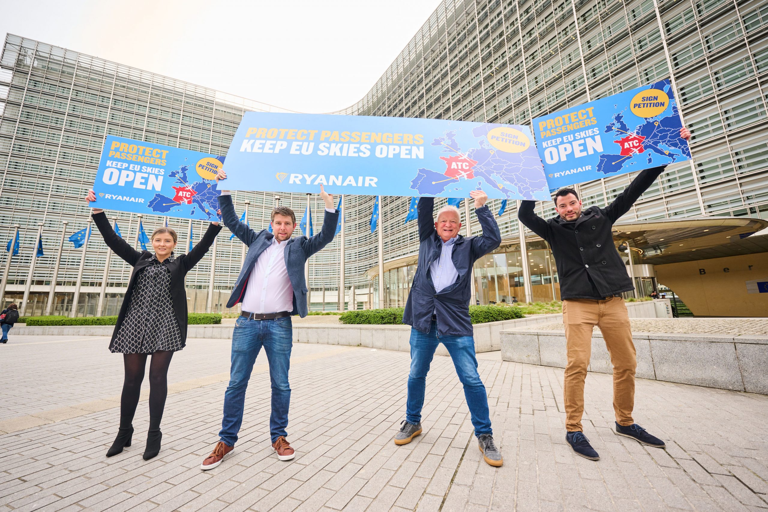Ryanair wzywa pasażerów do podpisywania petycji. Od jej powodzenia mogą zależeć twoje wakacyjne loty!