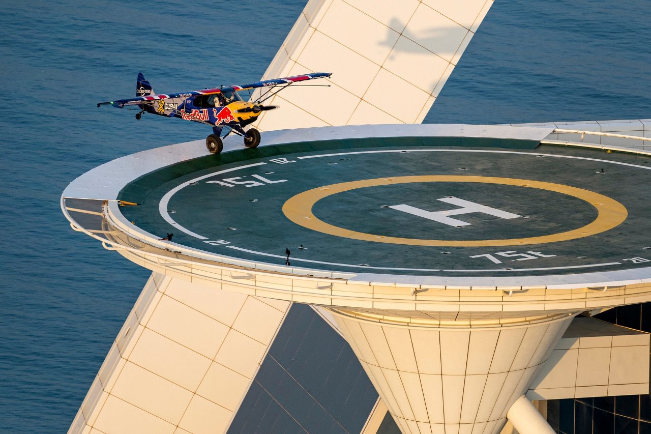 Polski pilot wylądował samolotem na szczycie wieżowca w Dubaju!