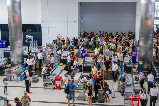 Pierwsze duże lotnisko w Europie wprowadza technologię, która może zlikwidować długie kolejki do kontroli!