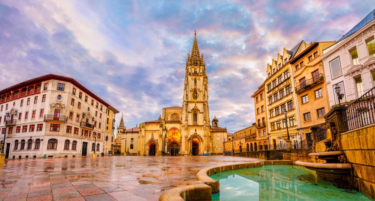 Odkryj Asturię: podróż do Oviedo za 1137 PLN. Loty Lufthansą z Warszawy + 4* designerski hotel