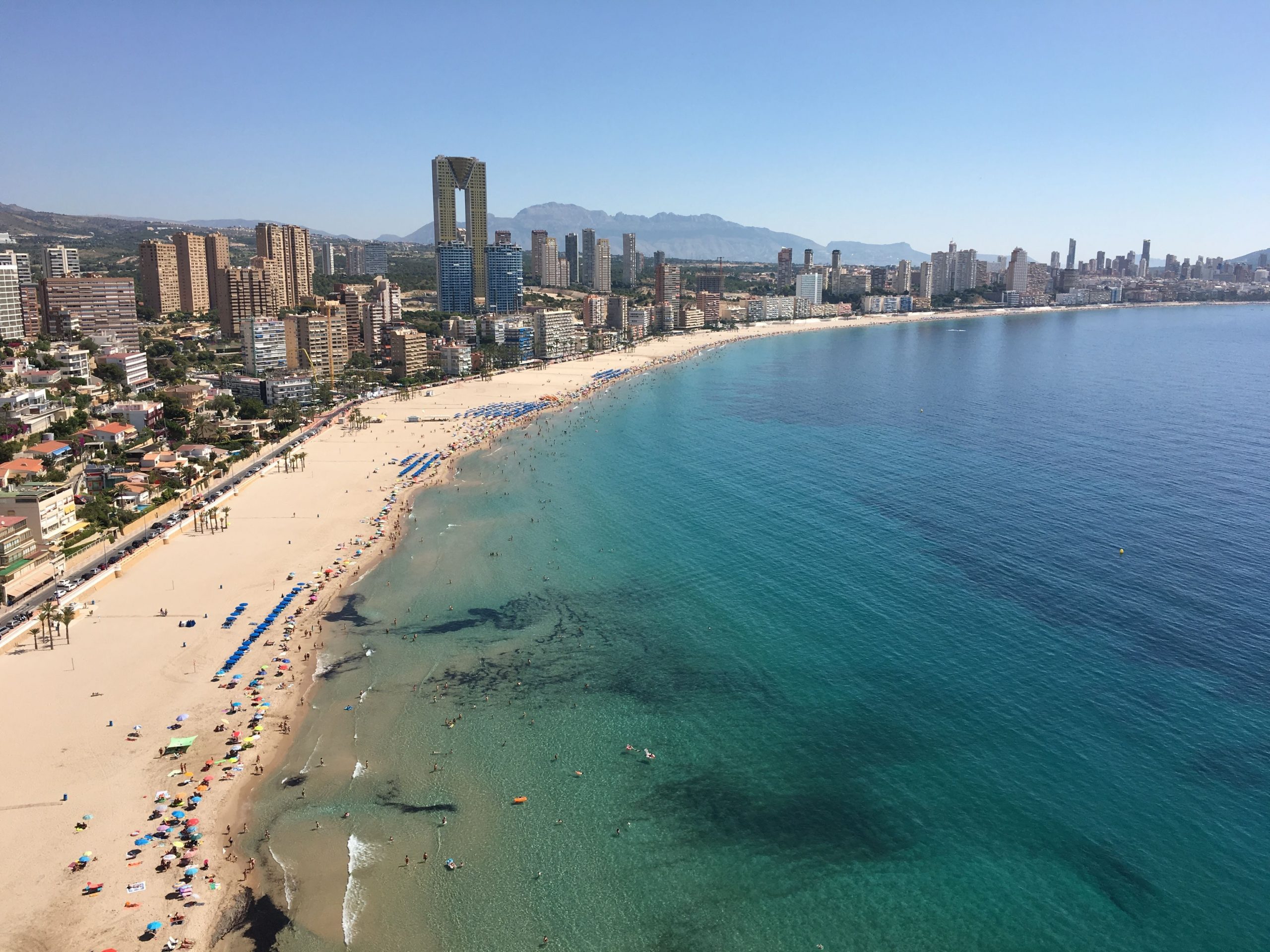 Tydzień w Hiszpanii za 1128 PLN. Loty do Alicante z Gdańska i noclegi w apartamencie na 38 piętrze!
