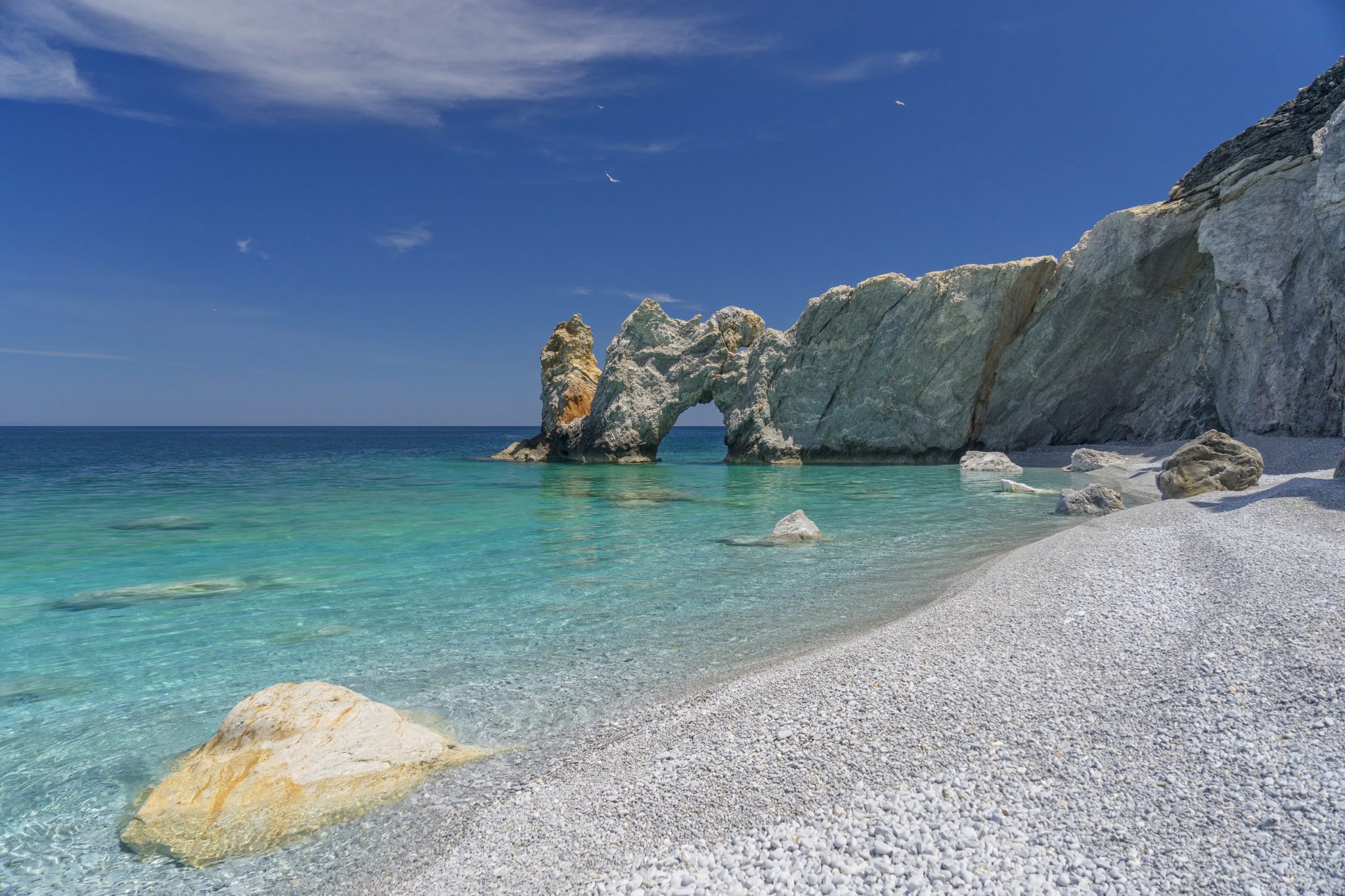 Skiathos: aż 60 wyjątkowych plaż i szalone życie nocne na dziewiczej wyspie
