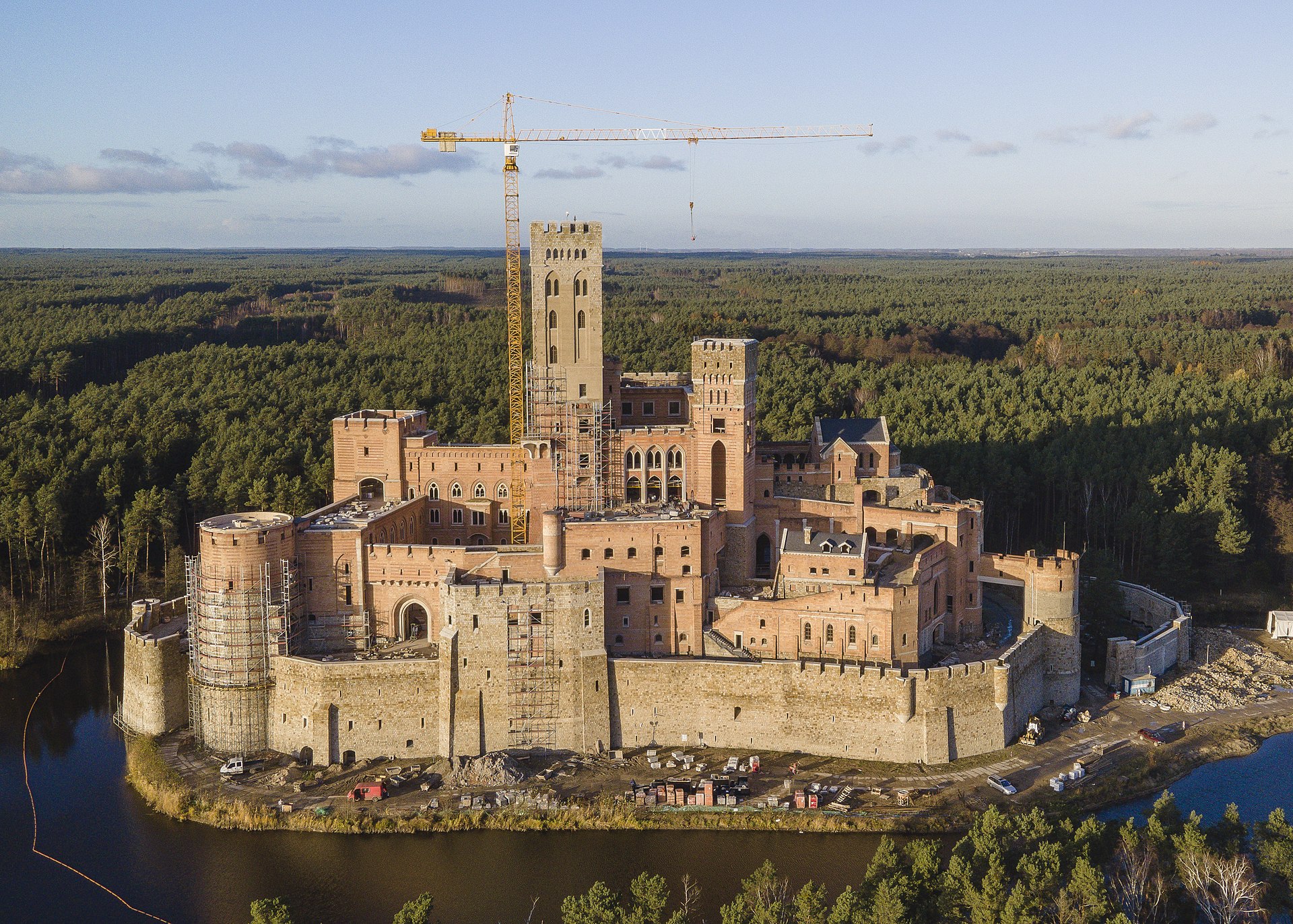 „Cud architektury” czy szkaradna samowola? Najsłynniejszy zamek w Polsce na ukończeniu
