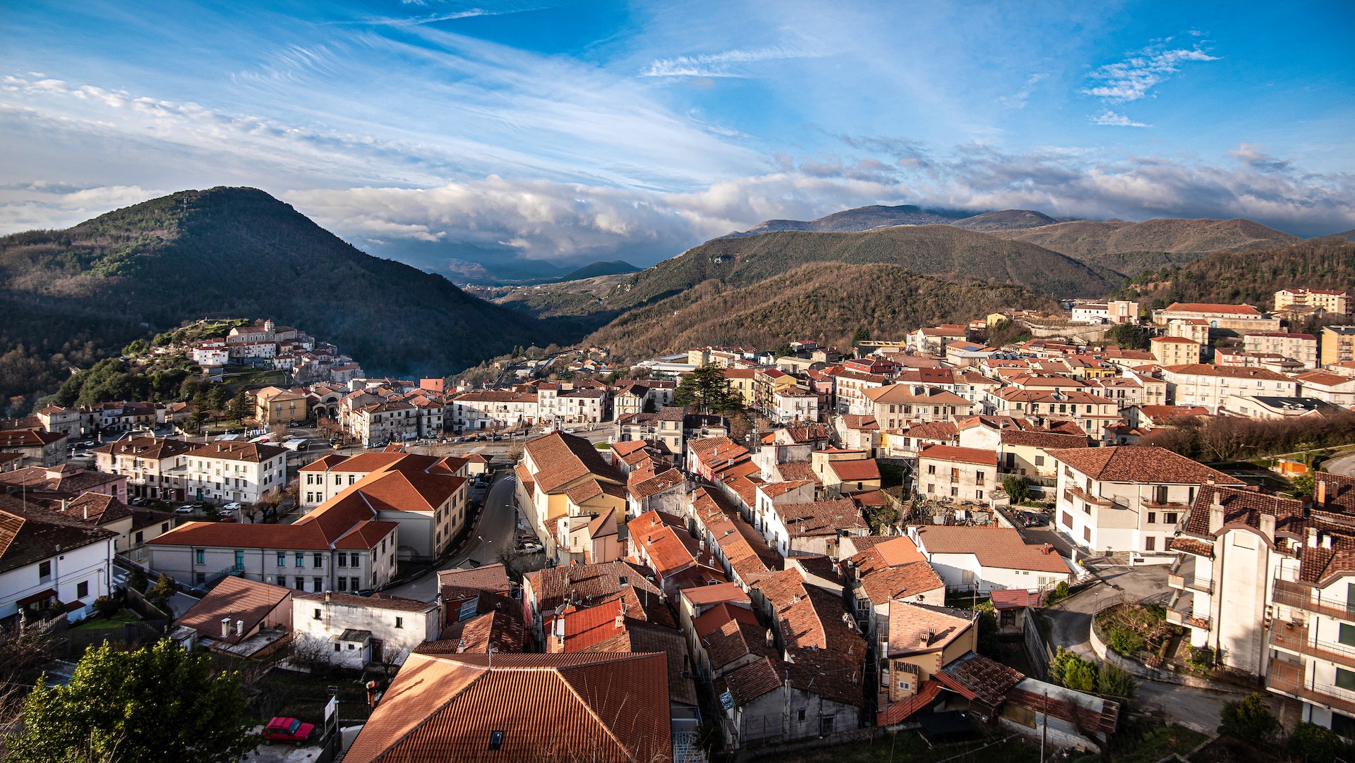 Pracujesz zdalnie? Ta piękna włoska miejscowość oferuje obcokrajowcom wynajem domów za 1 euro miesięcznie!