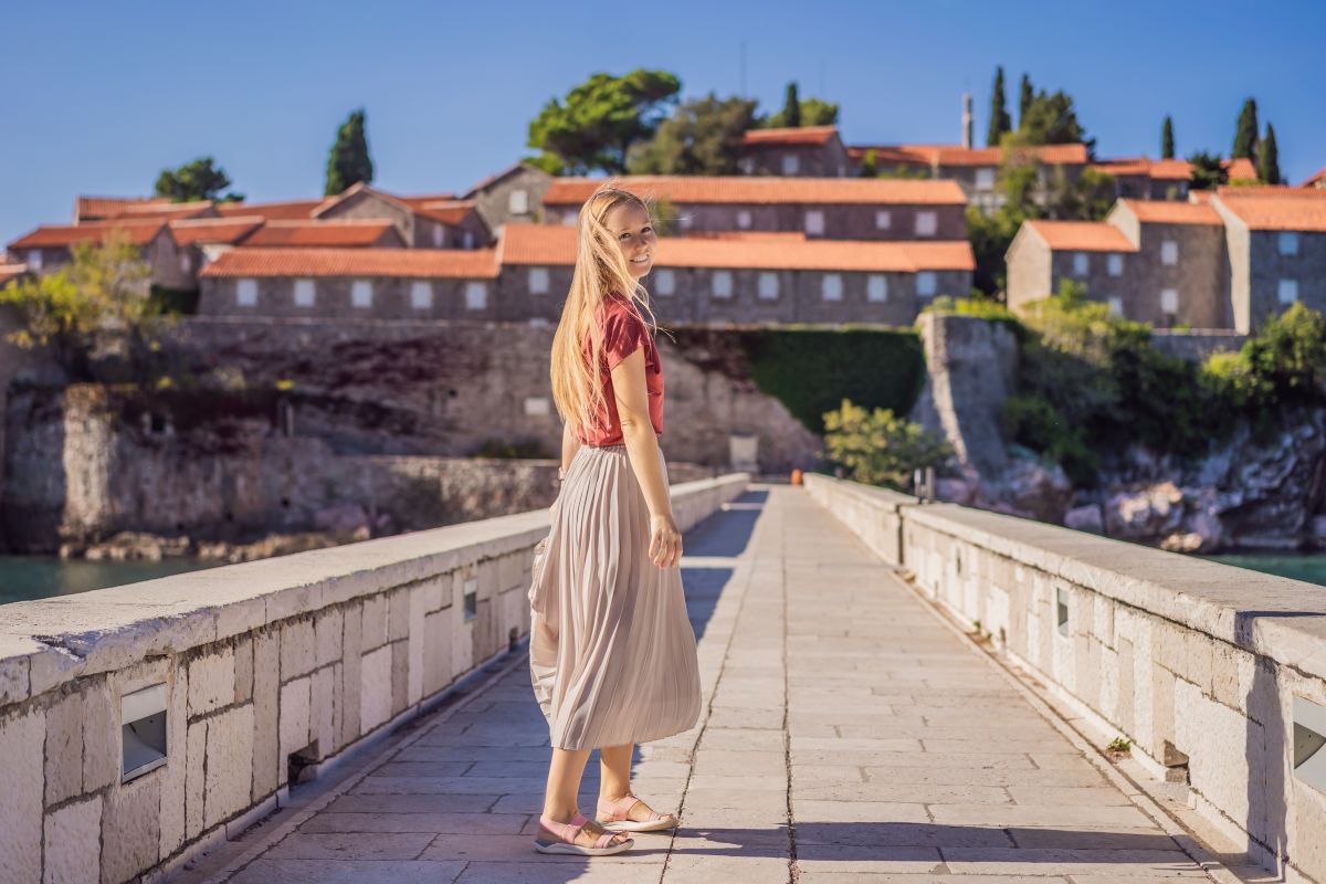 Lato w Czarnogórze: 7 dni z wyżywieniem w 4* hotelu przy plaży za 2699 PLN. Wylot z Warszawy