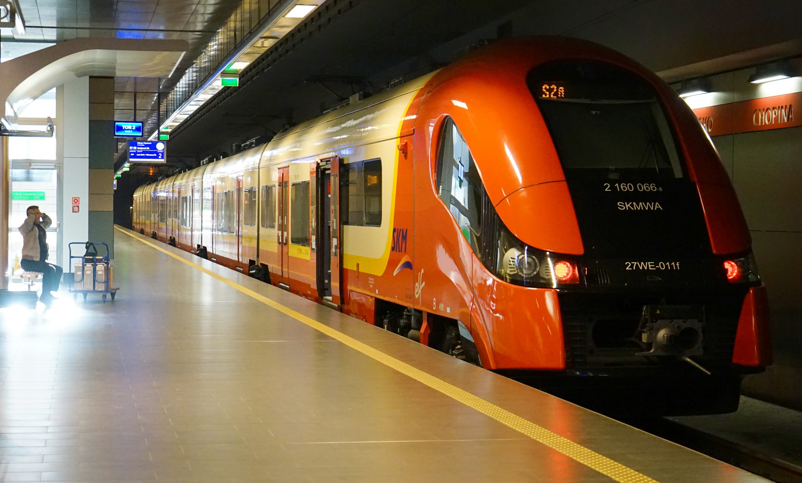 Niewielu pasażerów dojeżdża na polskie lotniska pociągiem. Winna punktualność czy rozkład jazdy? Czynników jest kilka