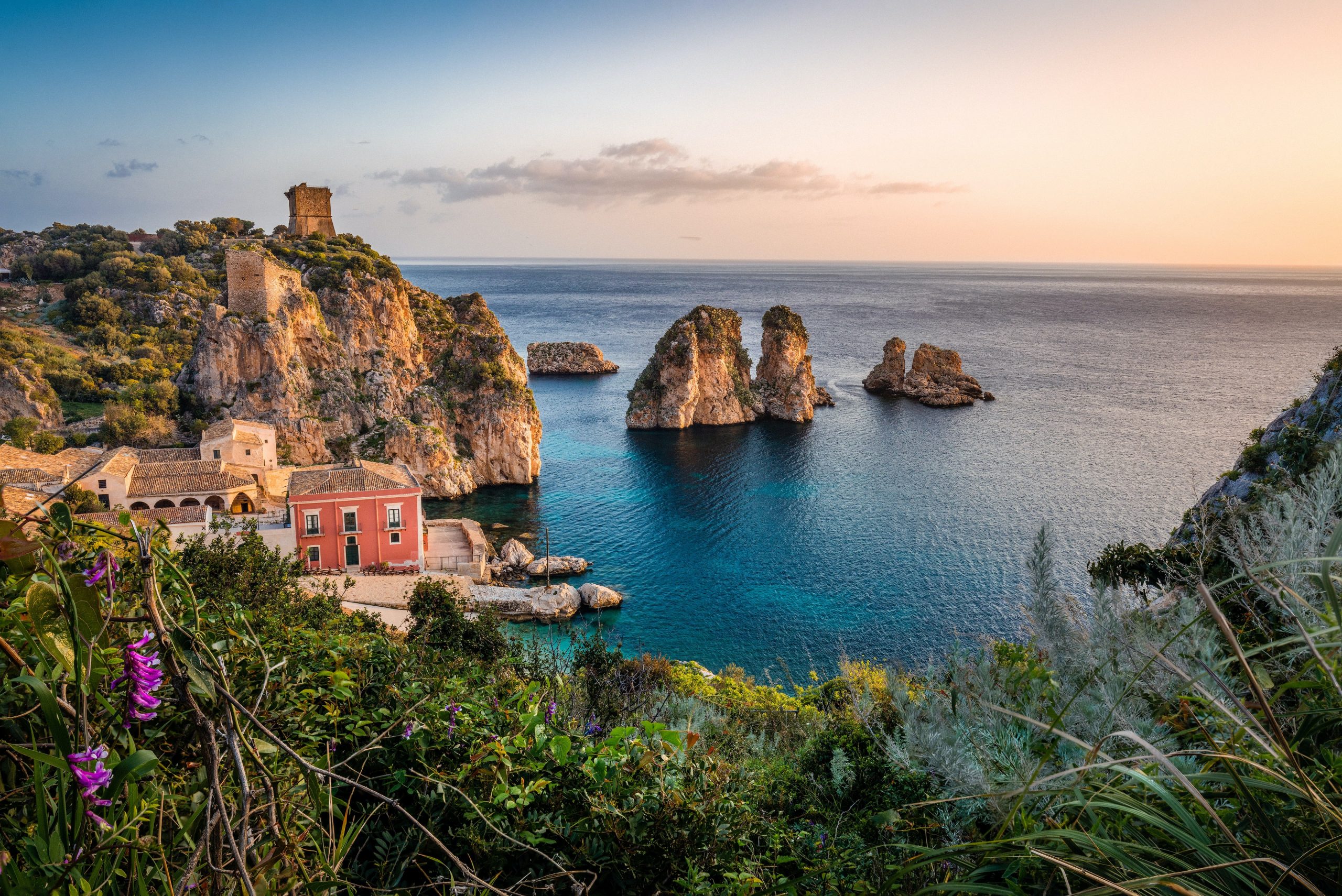Loty do Neapolu z Warszawy + prom na wyspę Capri lub Ischia od 461 PLN