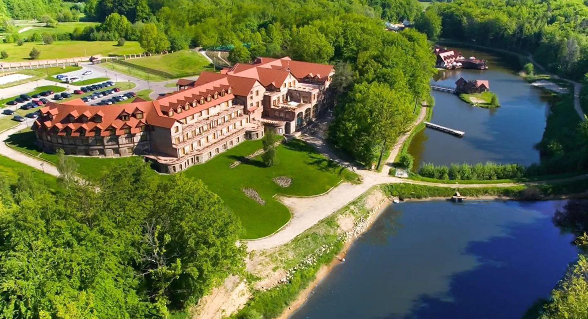Relaks nad jeziorem: Dolina Charlotty Resort & SPA ze śniadaniami od 304 PLN/pokój
