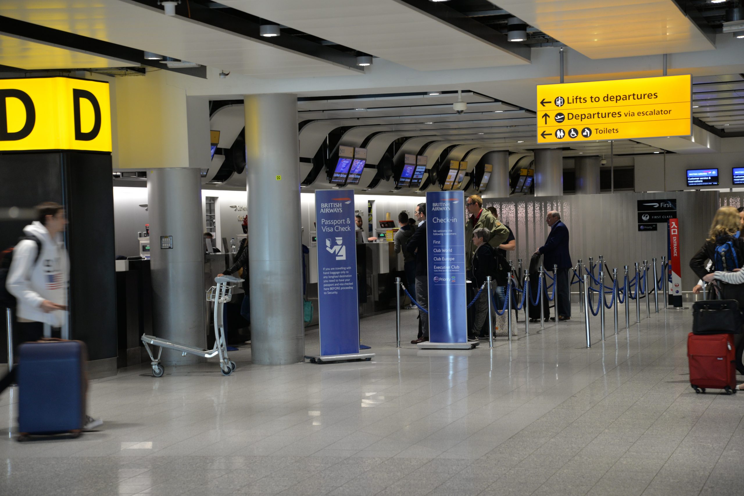 Największe lotnisko w Europie znalazło sposób na skrócenie długich kolejek. Pomysł wzięli…od Schiphol