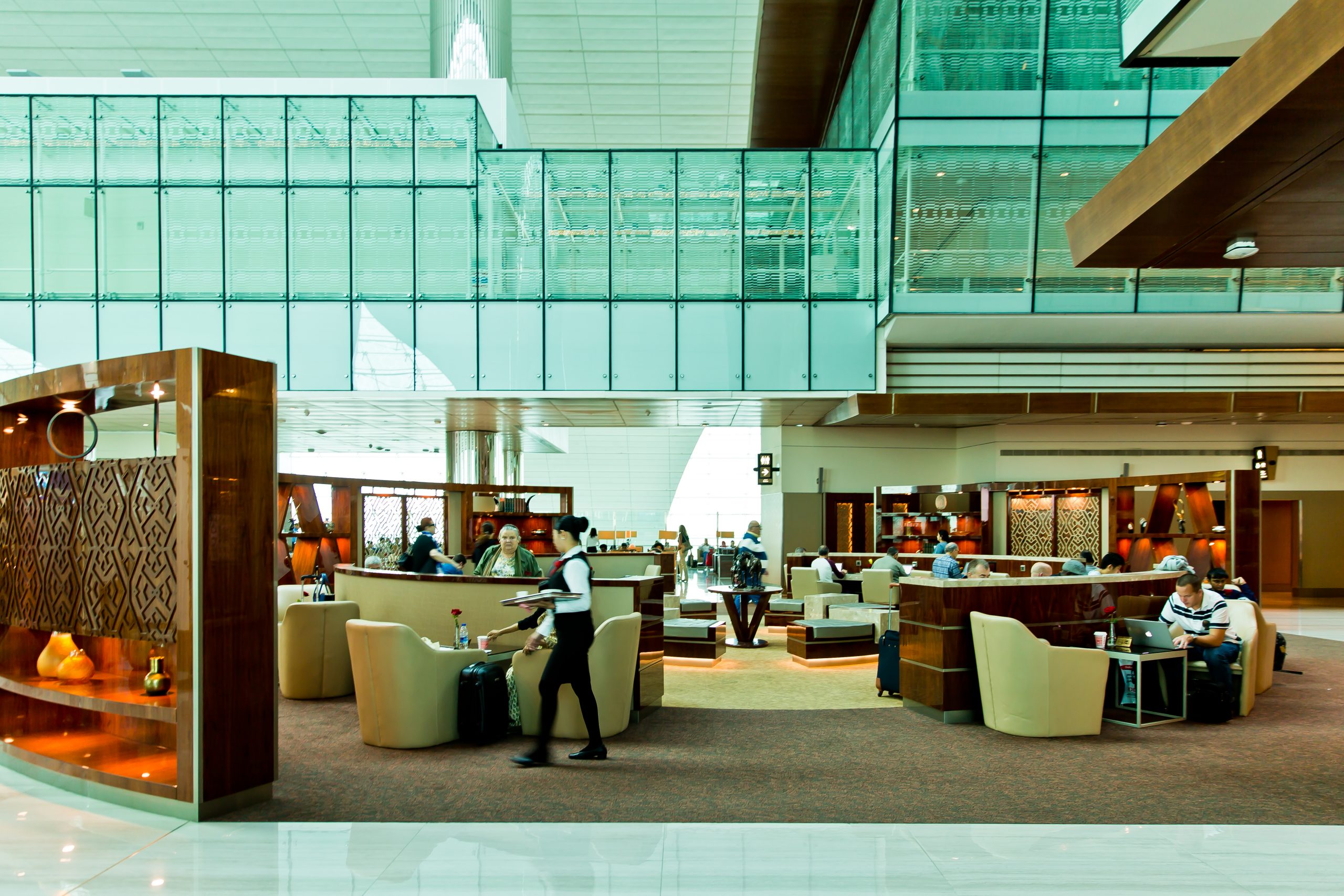 Saloniki lotniskowe coraz mniej ekskluzywne. Kiedyś miejsce dla wybranych, dziś „masówka” i tłok