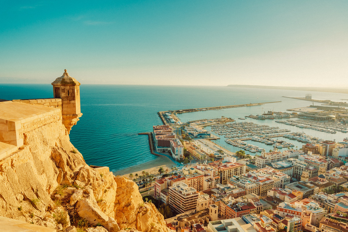 🚨 Tanio 🚨 City break w Alicante za 488 PLN 🔥 W cenie loty Ryanair (piątek-niedziela) i noclegi 😎