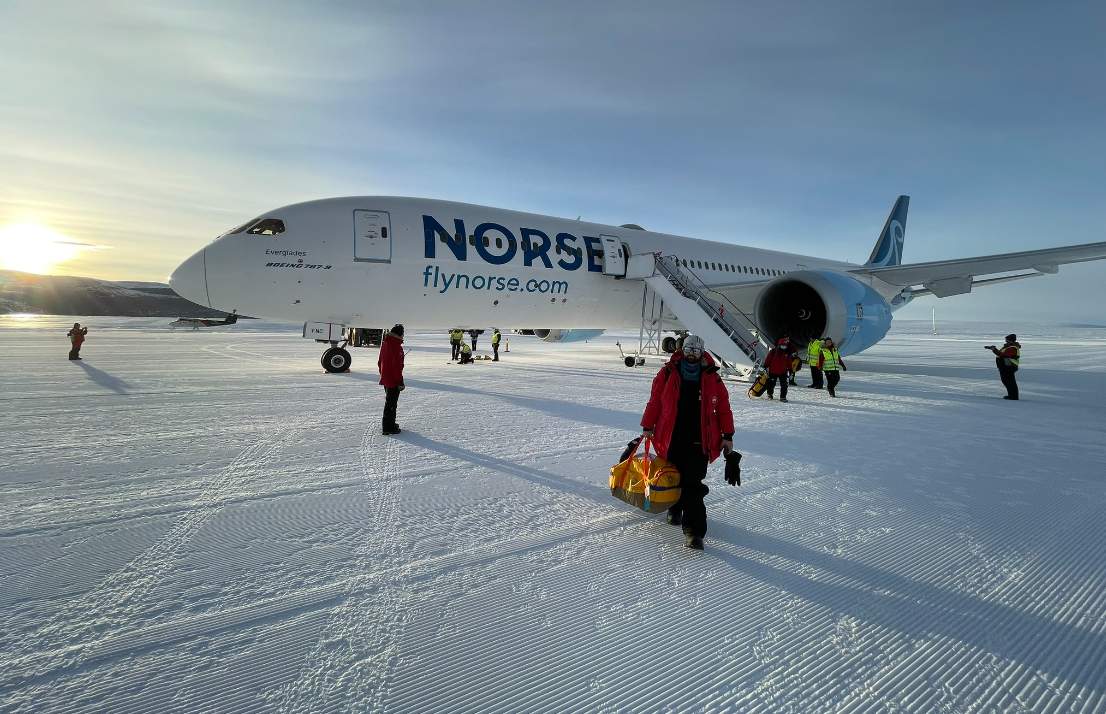 Pierwszy Dreamliner wylądował na Antarktydzie. Film z lądowania robi wrażenie!