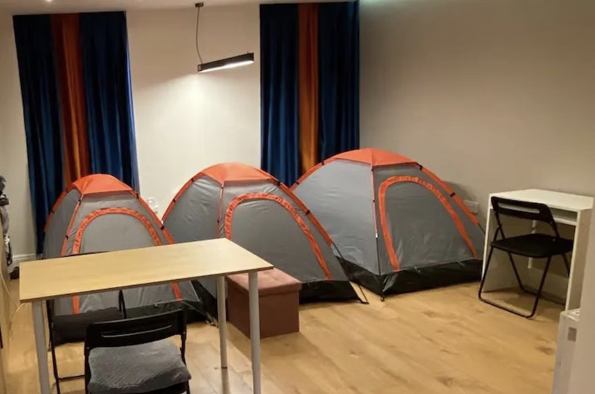 Czy to najdziwniejszy nocleg na Airbnb? Na wynajem namioty…rozstawione w salonie!