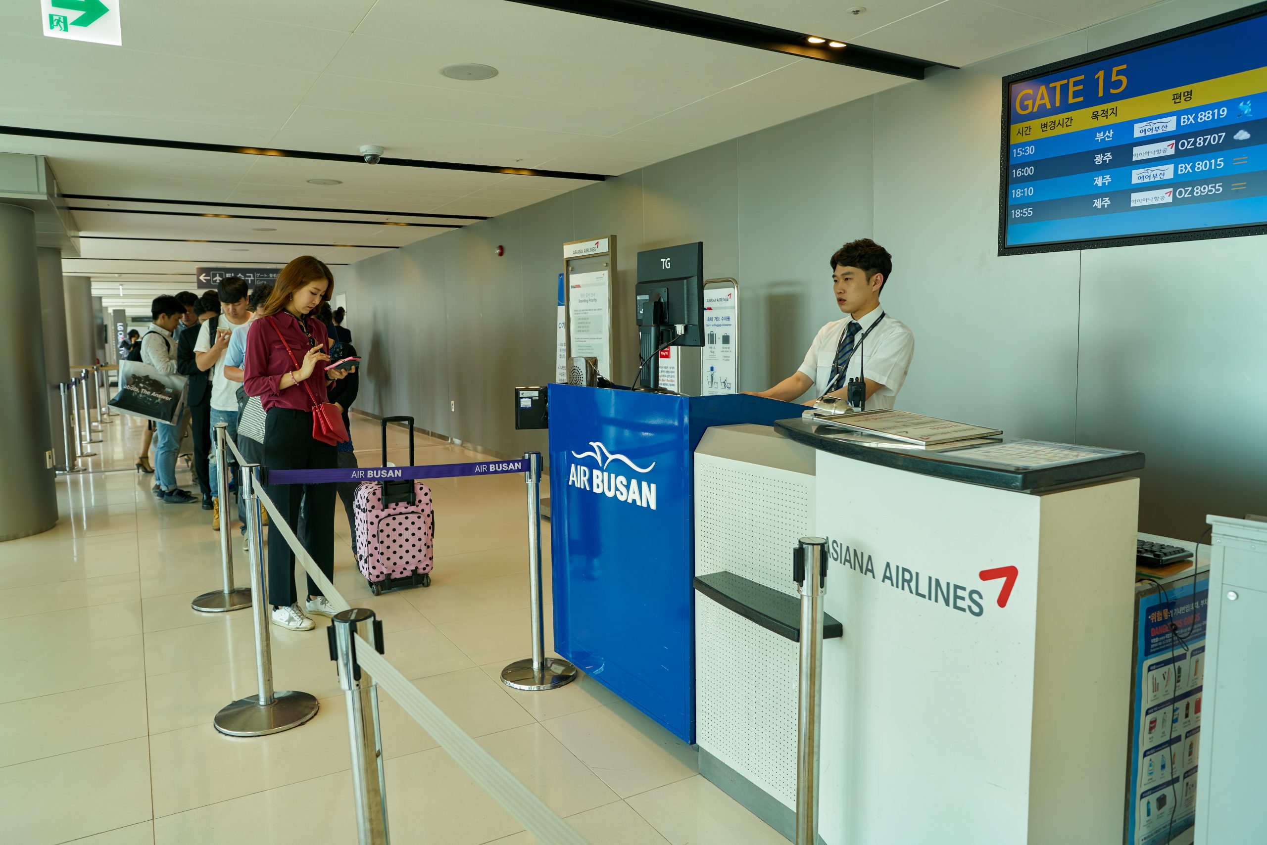 Kolejna linia waży pasażerów przed lotem. W pełnym ubiorze i z bagażem w ręce!