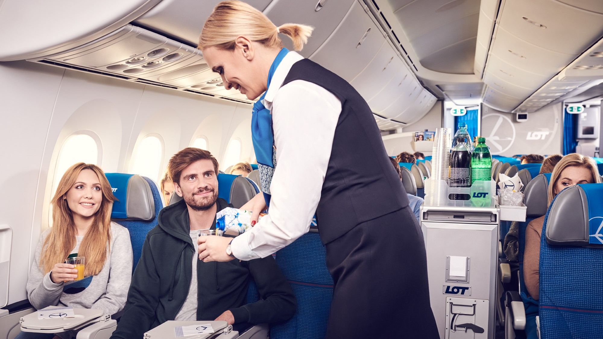LOT zaoferuje pasażerom darmowe napoje alkoholowe na 5 europejskich trasach!