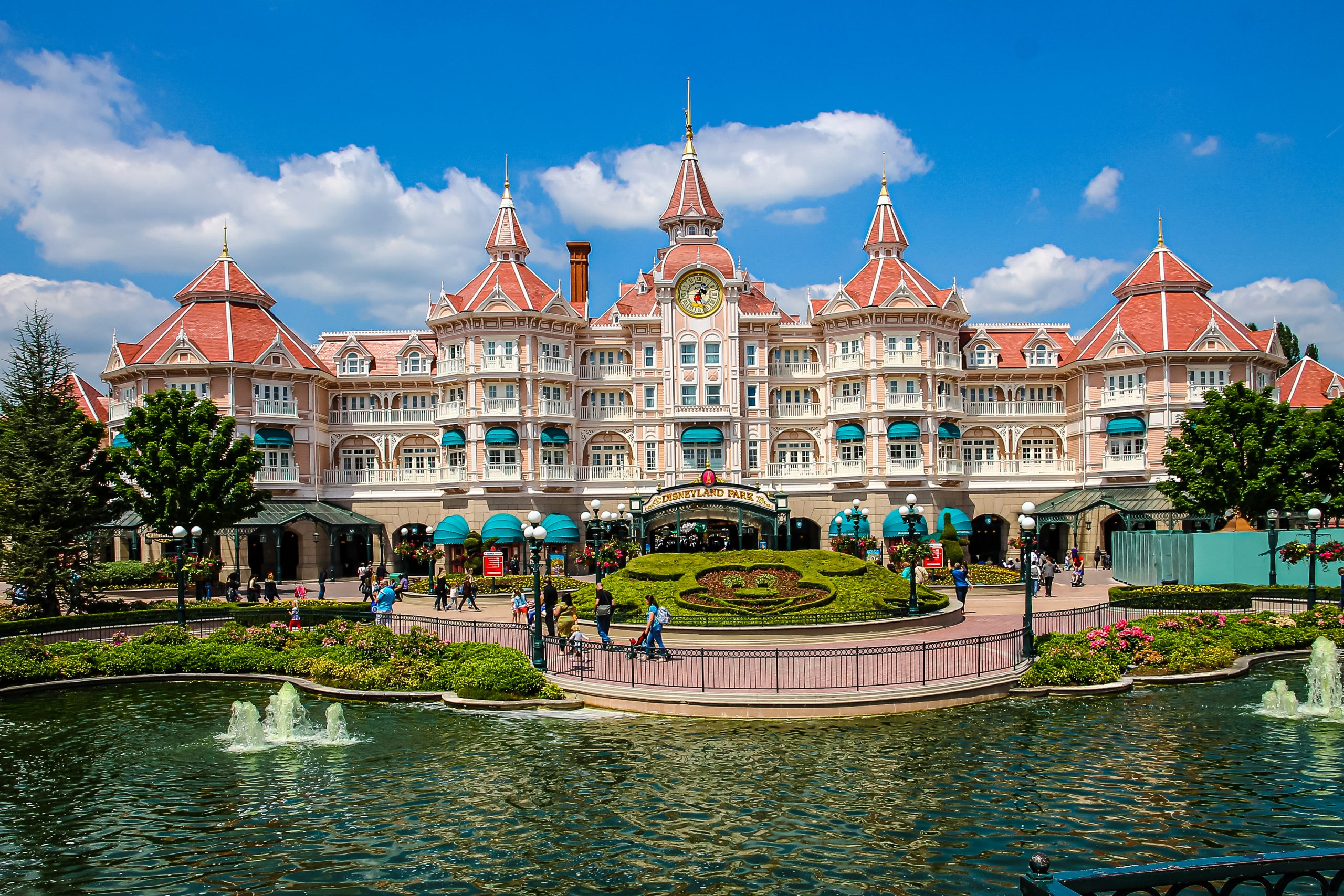 Disney wyda miliardy na parki rozrywki. W Paryżu jest już nowa atrakcja – hotel jak z bajki, ale ceny szokują!