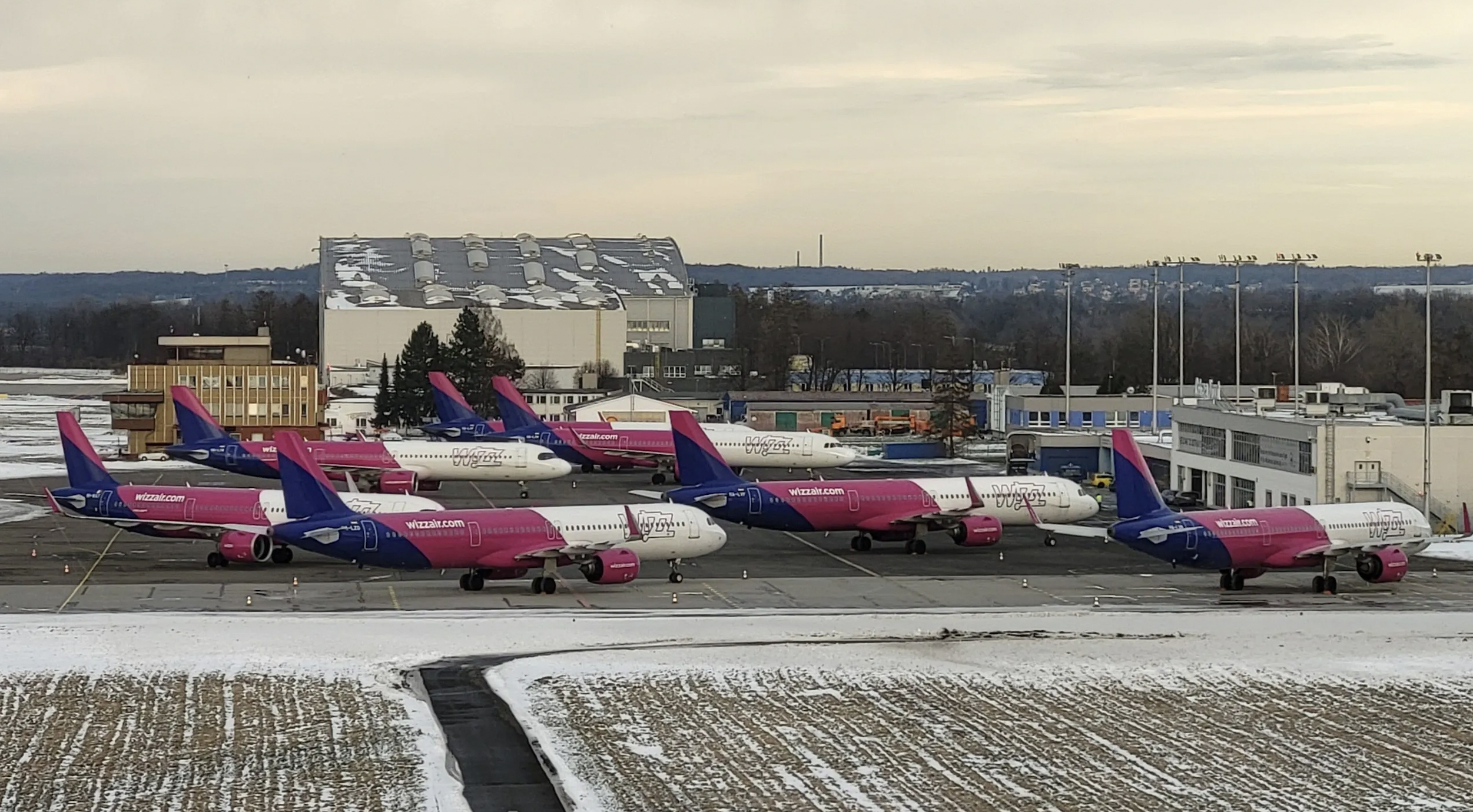 Gdzie Wizz Air trzyma uziemione samoloty? Na 44 sztuki prawie 2/3 znajdują się w Polsce! [ZDJĘCIA]