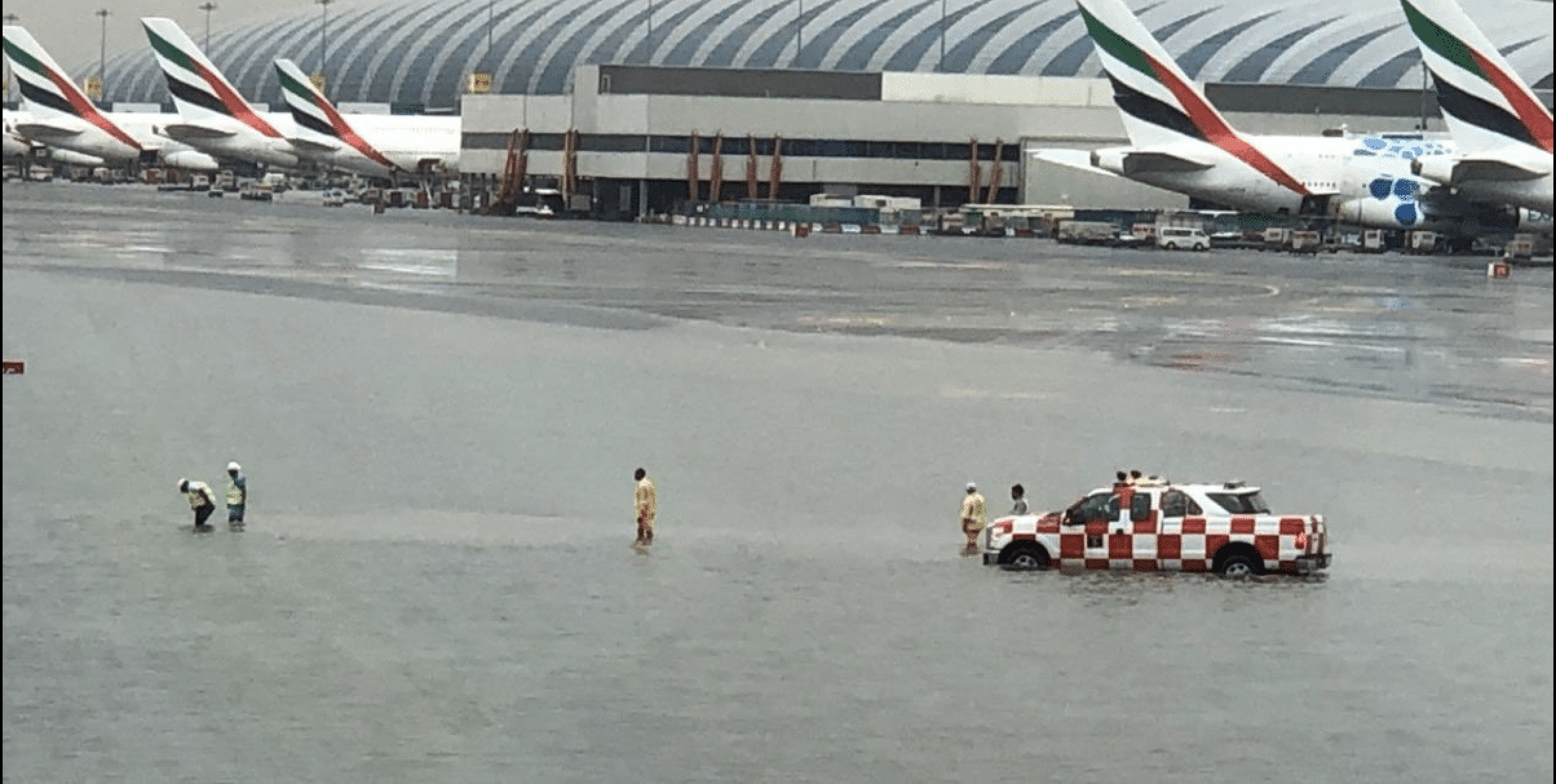 Ulewy wciąż paraliżują lotnisko w Dubaju. Emirates zawiesza odprawy dla pasażerów, więcej odwołanych lotów!