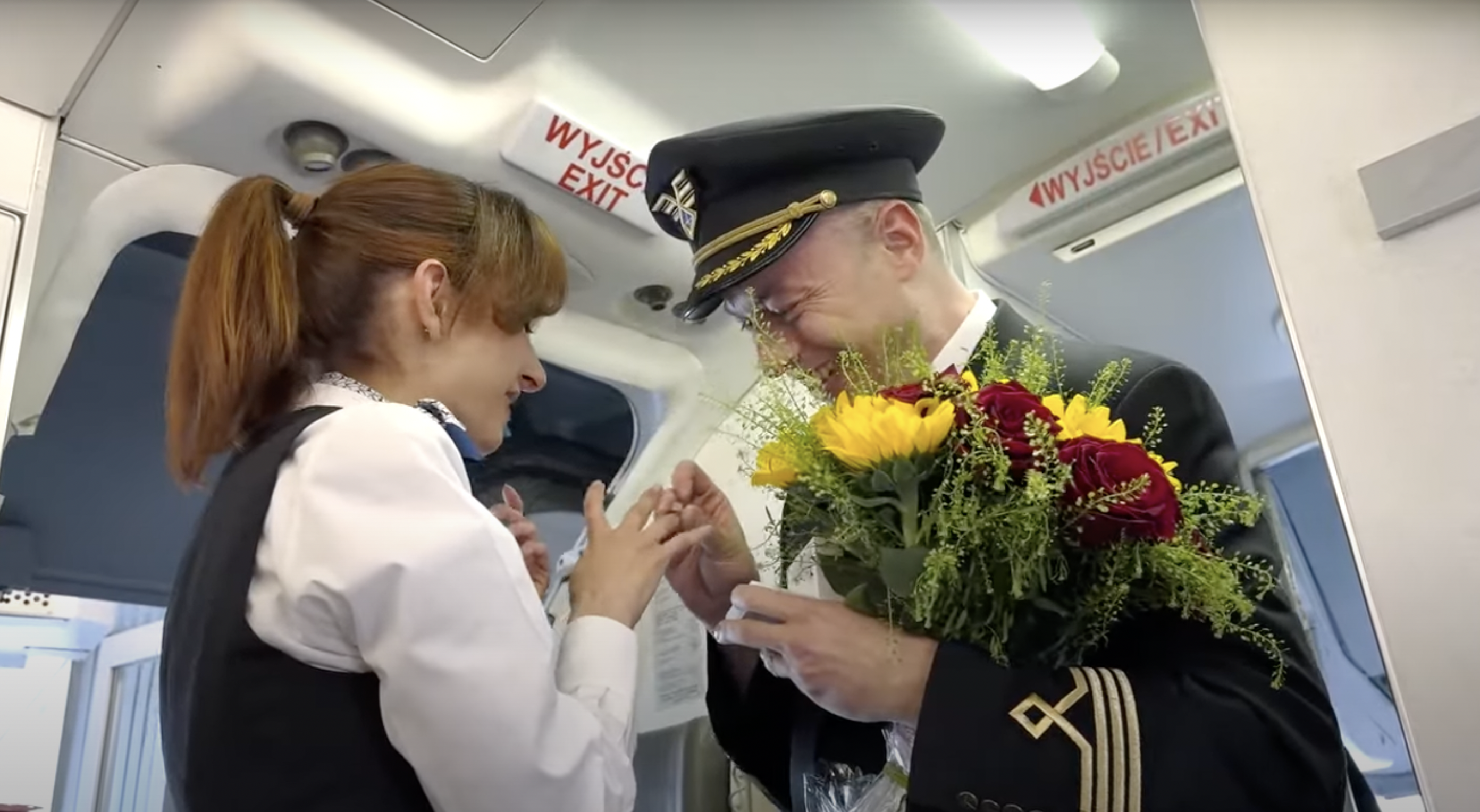 Kapitan LOT oświadczył się stewardesie na pokładzie lotu z Warszawy do Krakowa!