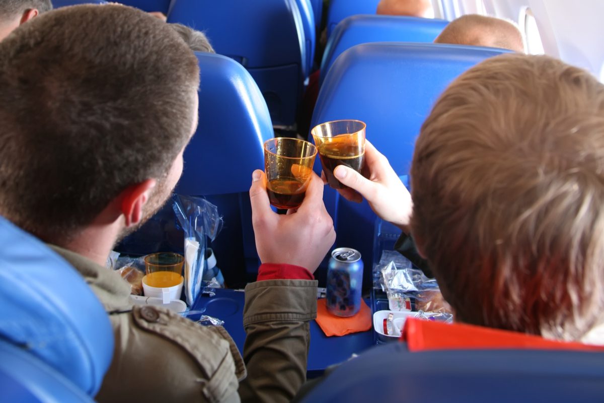 Pasażerowie 4-godzinnego lotu wypili cały alkohol po 25 minutach od startu samolotu!