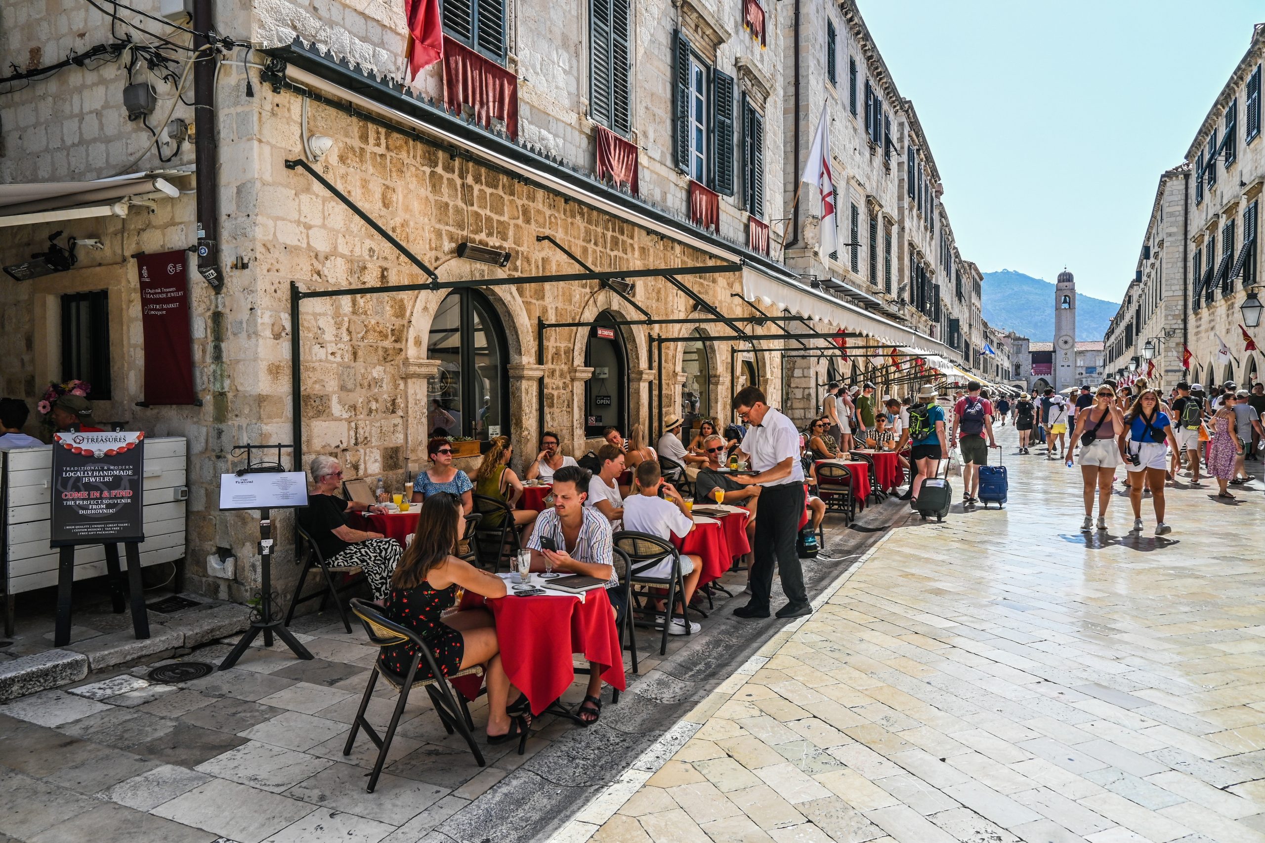 Turystów jest rekordowo dużo, ale nie ma rąk do pracy. Południe Europy cierpi na brak pracowników sezonowych
