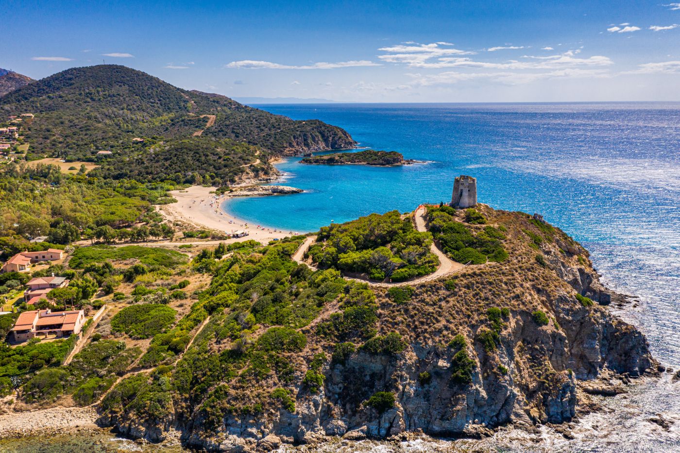 Sardynia od piątku do poniedziałku za 1059 PLN 💚🤍❤️ Loty i pobyt w 4⭐Holiday Inn